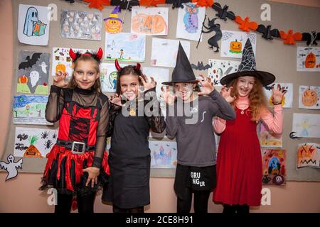 Ukraine, Kiew - 25. Oktober 2019: Kinder Jugendliche feiern Halloween in der Schule. Kostümparty. Gymnasiasten in gruseligen Hexenkostümen. Jungs Stockfoto