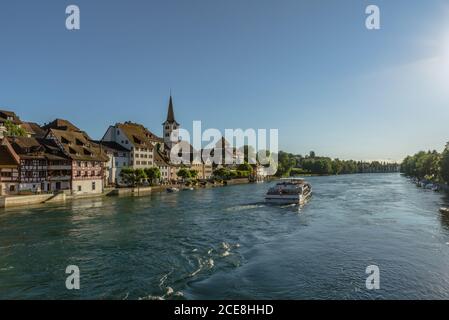 Ansicht der Altstadt von Diessenhofen mit Passagierschiff am Rhein, Kanton Thurgau, Schweiz Stockfoto