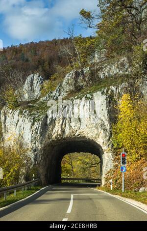 Steintunnel bei Thiergarten im Herbst, Oberes Donautal, Baden-Württemberg, Deutschland Stockfoto