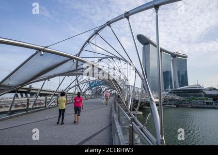 Singapur, Marina Bay Sands (Einkaufskomplex und Hotel) von der Helix Bridge aus gesehen, Marina Bay Stockfoto