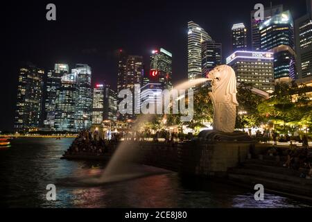 Singapur, der Merlion, Statue, die ein mythisches Wesen mit einem Löwenkopf und dem Körper eines Fisches darstellt, in Marina Bay Stockfoto