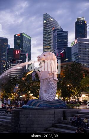 Singapur, der Merlion, Statue, die ein mythisches Wesen mit einem Löwenkopf und dem Körper eines Fisches darstellt, in Marina Bay Stockfoto