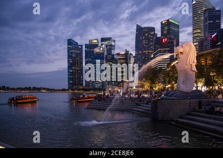 Singapur, der Merlion, Statue, die ein mythisches Wesen mit einem Löwenkopf und dem Körper eines Fisches darstellt, in Marina Bay Stockfoto