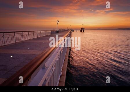 Dramatischer Sonnenaufgang am Strand in Burgas, Bulgarien. Sonnenaufgang auf der Burgas Brücke. Brücke in Burgas - Symbol der Stadt. Stockfoto