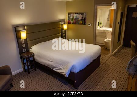 Im Doppelzimmer des Premier Inn Hotels in St Albans, Hertfordshire, Großbritannien. Stockfoto