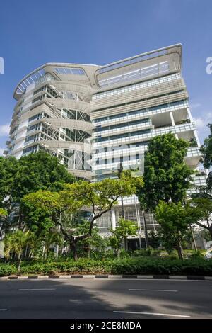 Singapur: Die Nationalbibliothek, entworfen vom Architekten Ken Yeang, Victoria Street, im Stadtteil Bugis Stockfoto