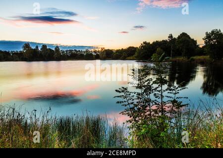 Im Spätsommer Sonnenaufgang auf einem der Seen im Cotswold Water Park. Stockfoto