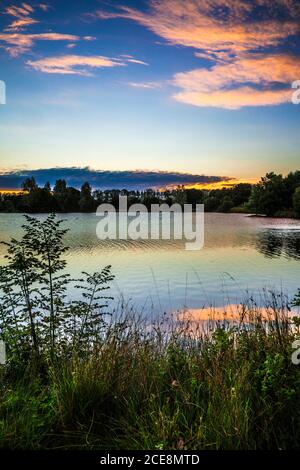 Im Spätsommer Sonnenaufgang auf einem der Seen im Cotswold Water Park. Stockfoto