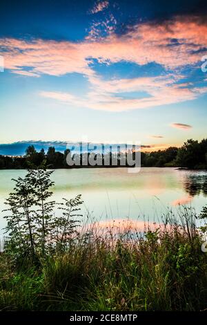 Im Spätsommer Sonnenaufgang auf einem der Seen im Cotswold Water Park. Stockfoto