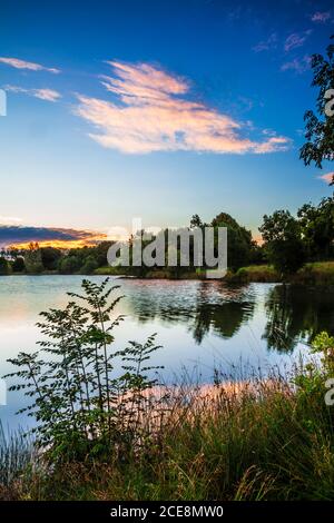 Im Spätsommer Sonnenaufgang auf einem der Seen im Cotswold Water Park. Stockfoto