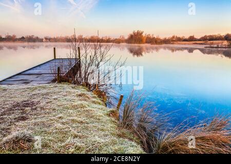 Ein frostiger Wintermorgen auf einem der Seen im Cotswold Water Park. Stockfoto