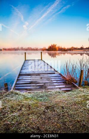 Ein frostiger Wintermorgen auf einem der Seen im Cotswold Water Park. Stockfoto