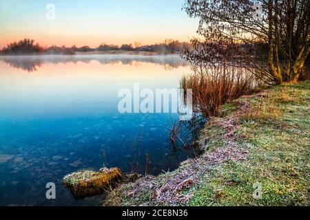 Ein frostiger Wintermorgen auf einem der Seen im Cotswold Water Park. Stockfoto