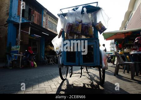 Georgetown, Penang/Malaysia - Mär 06 2016: Benggali-Brotverkäufer (Roti-Mann) fahren auf der Straße mit seiner Trishaw. Stockfoto