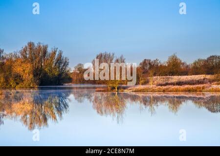 Ein frostiger Wintermorgen auf einem der Seen im Cotswold Water Park. Stockfoto