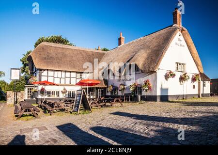 Einen typischen strohgedeckten Country-Pub im Dorf von Avebury in Wiltshire. Stockfoto