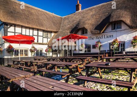 Einen typischen strohgedeckten Country-Pub im Dorf von Avebury in Wiltshire. Stockfoto