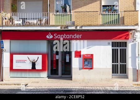Huelva, Spanien - 16. August 2020: Eine Filiale der Banco Santander im Dorf Trigueros. Sie ist die größte Bank in der Eurozone und eine der größten in Stockfoto