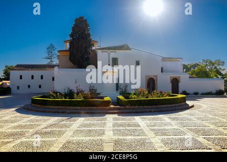 Hinterleuchtete Ansicht des Klosters Santa Maria in La Rabida, mit Sonneneruptionen. Das Kloster Rabida ist ein Franziskanerkloster im Dorf Palos de la Fron Stockfoto