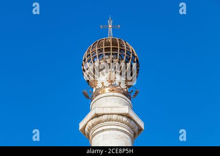 Detail von Ball auf dem Gipfel des Denkmals für die Entdecker, auch bekannt als Columna del IV Centenario, ist ein Exemplar der öffentlichen Kunst in der spanischen t Stockfoto