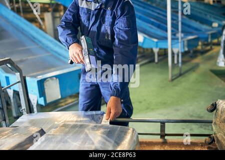 Gepäckabteiler scannt einen Gepäckanhänger Stockfoto