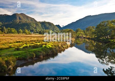 Der Fluss Derwent in der Nähe von Grange im Lake District. Stockfoto