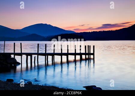 Sonnenaufgang über Derwent Wasser von Brandelhow im Lake District. Stockfoto