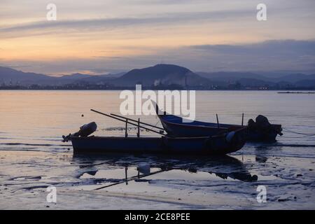 Georgetown, Penang/Malaysia - Jun 18 2016: Zwei Fischerboote am Morgen am Meer an der Küste Malaysias. Stockfoto