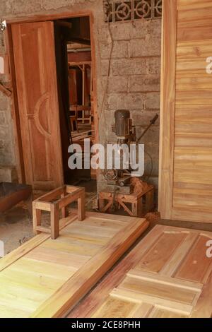 Holztür Herstellungsprozess. Türblatt, in dunkler Farbe bemalt. Holzbearbeitung und Zimmerei Produktion. Möbelherstellung. Nahaufnahme. Stockfoto