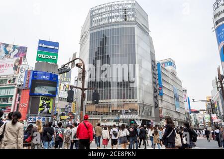 Tokio, Japan - Shibuya Scramble Crossing. Viele Menschen in einem der belebtesten Gegenden der Welt. Berühmter ikonischer Ort voller Werbetafeln. Stockfoto