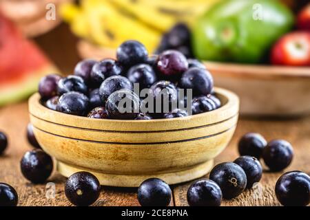 Jaboticaba oder jabuticaba, brasilianische und südamerikanische Früchte, in einem rustikalen Holzkorb. Stockfoto