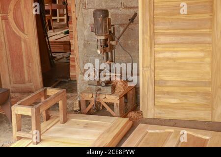 Holztür Herstellungsprozess. Türblatt, in dunkler Farbe bemalt. Holzbearbeitung und Zimmerei Produktion. Möbelherstellung. Nahaufnahme Stockfoto