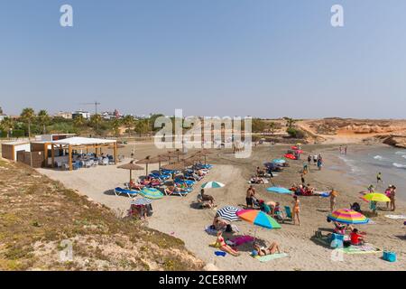 Playa Cala Mosca Strand Punta Prima Spanien mit Menschen auf Der Strand bei schönem Wetter Stockfoto