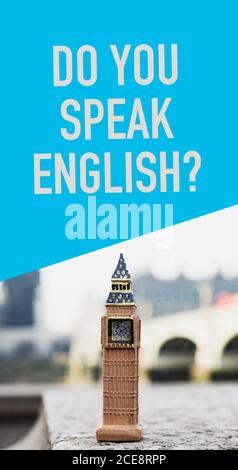Eine Miniatur des berühmten Elizabeth Tower, aka Big Ben, in London, Großbritannien, und die Frage sprechen Sie Englisch, in einem vertikalen Format zu verwenden Stockfoto