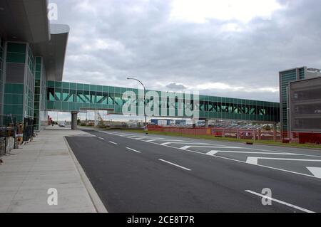 Neuer geschlossener, erhöhter Gehweg am internationalen Flughafen Halifax Stanfield (eröffnet 2009) mit den ersten und einzigen beweglichen Gehwegen in Nova Scotia. Stockfoto