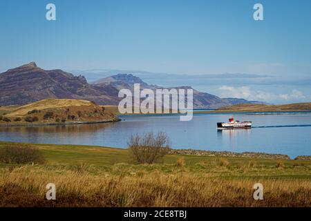 Ein CalMac Fähre von Raasay kommt in Sconser mit den Trotternish Halbinsel in der Ferne. Stockfoto