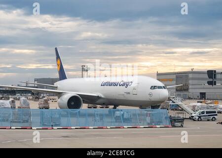 Lufthansa Cargo Flugzeug Boeing 777 Frachter Jambo Kenya am Frankfurter Flughafen Stockfoto