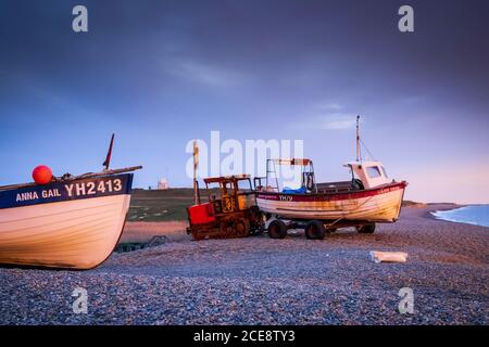 Boote auf dem Schindelufer bei Weybourne. Stockfoto