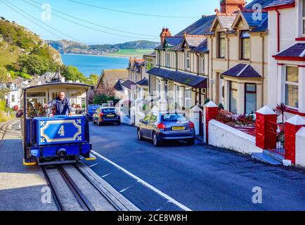 Straßenbahn Nr. 4 auf dem Weg von Llandudno Victoria Station zur Bergstation auf der Seilbahn Great Orme Tramway in Llandudno Nord Wales UK Stockfoto