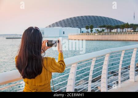 Abu Dhabi, Vereinigte Arabische Emirate - 30. November 2019: Weibliche Reisende fotografieren im Louvre Museum in Abu Dhabi Emirat der Vereinigten Arabischen Emirate Stockfoto