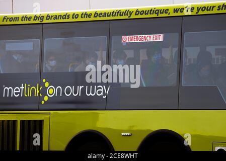 Wellington, Neuseeland. August 2020. Passagiere tragen Gesichtsmasken, während sie in einem Bus in Wellington, Neuseeland, sitzen, 31. August 2020. Neuseeland meldete am Montag neun neue Fälle von COVID-19, da die größte Stadt Auckland Einschränkungen lockert, aber Maskenverschleißmittel in öffentlichen Verkehrsmitteln benötigt. Gesichtsbezüge wie Masken wurden ab Montag in den öffentlichen Verkehrsmitteln Neuseelands obligatorisch. Kredit: Guo Lei/Xinhua/Alamy Live Nachrichten Stockfoto