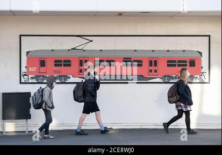 Wellington, Neuseeland. August 2020. Schüler mit Gesichtsmasken fahren zum Bahnhof in Wellington, Neuseeland, 31. August 2020. Neuseeland meldete am Montag neun neue Fälle von COVID-19, da die größte Stadt Auckland Einschränkungen lockert, aber Maskenverschleißmittel in öffentlichen Verkehrsmitteln benötigt. Gesichtsbezüge wie Masken wurden ab Montag in den öffentlichen Verkehrsmitteln Neuseelands obligatorisch. Kredit: Guo Lei/Xinhua/Alamy Live Nachrichten Stockfoto
