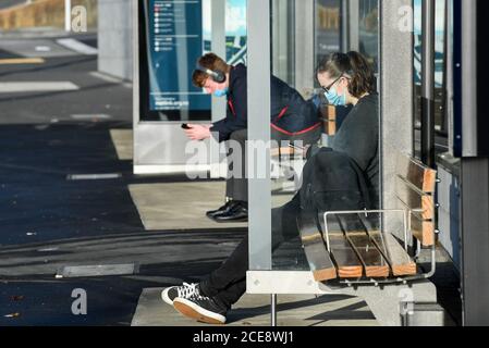 Wellington, Neuseeland. August 2020. Passagiere tragen Gesichtsmasken, während sie auf Busse in Wellington, Neuseeland, warten, 31. August 2020. Neuseeland meldete am Montag neun neue Fälle von COVID-19, da die größte Stadt Auckland Einschränkungen lockert, aber Maskenverschleißmittel in öffentlichen Verkehrsmitteln benötigt. Gesichtsbezüge wie Masken wurden ab Montag in den öffentlichen Verkehrsmitteln Neuseelands obligatorisch. Kredit: Guo Lei/Xinhua/Alamy Live Nachrichten Stockfoto