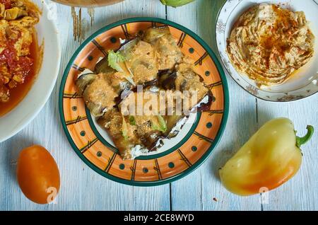 Auberginen-Rollatini, Auberginen-Roll-up, gefüllt mit Käse und mit Spaghetti-Sauce bedeckt, israelische Küche, traditionelle Auswahl an mediterranen DIS Stockfoto