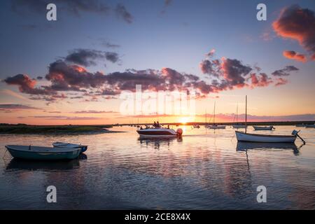 Bei Sonnenuntergang kehrt ein Boot zum Hafen zurück. Stockfoto