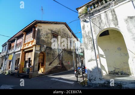 Georgetown, Penang/Malaysia - Jul 30 2016: Altes Kulturerbe-Gebäude mit Wandbild Indischer Mann rudern das Boot an der Wand. Stockfoto