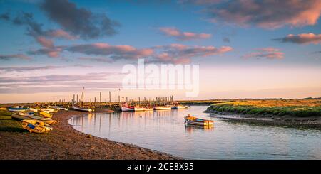 Sonnenaufgang über den Bächen und Salzwiesen von North Norfolk. Stockfoto