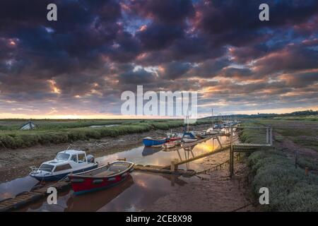 Sonnenaufgang am Morston Creek in Norfolk. Stockfoto