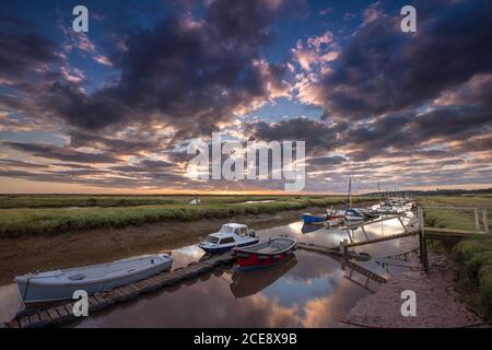 Sonnenaufgang am Morston Creek in Norfolk. Stockfoto