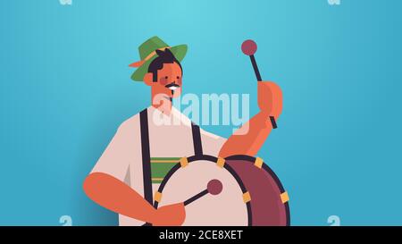 Musiker spielen Trommel auf größte Volksfest Oktoberfest Party Feier Konzept Mann in deutscher traditioneller Kleidung mit Spaß Porträt horizontal vektorgrafik Stock Vektor
